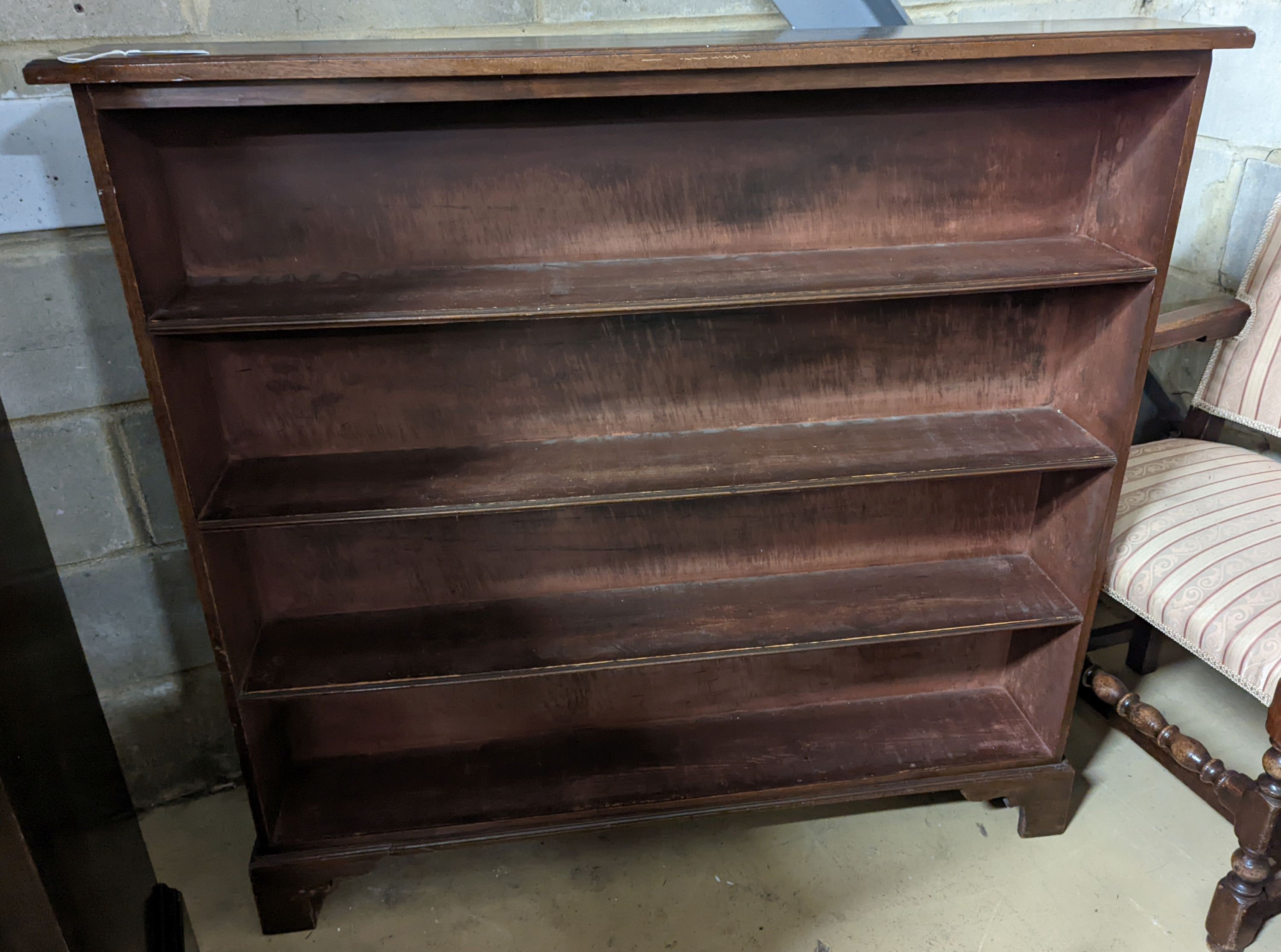 An Edwardian mahogany open bookcase, width 122cm, depth 21cm, height 116cm